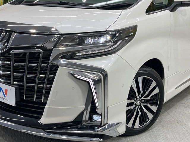 【LEDヘッドライト】悪天候や夜間走行時も良好な視界を確保し安心して運転できる高輝度LEDヘッドライトを装備！点灯速度が早く、消費電力も抑えられています。