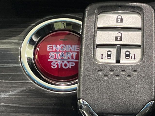 【Hondaスマートキー】カバンやポケットに入れたままでもドアの施錠・解錠が可能なスマートキーを装備。エンジンのオン・オフ時もカギを取り出す必要が無いからとっても便利です♪