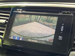 【バックカメラ】駐車時に後方がリアルタイム映像で確認できます。大型商業施設や立体駐車場での駐車時や、夜間のバック時に大活躍！運転スキルに関わらず、今や必須となった装備のひとつです！