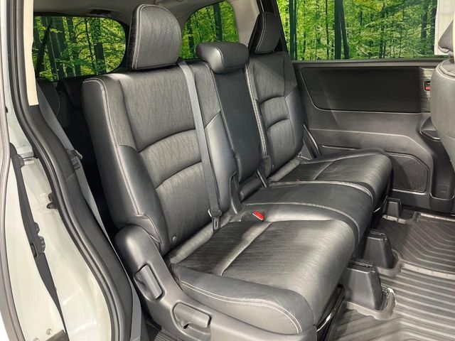 後部座席も気になるようなキズ・汚れやへたり等、大きなダメージはなく、良好な状態です。