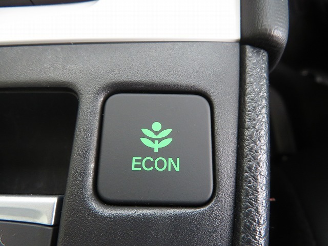 ECONボタンで低燃費モードに☆☆☆ECONスイッチを上手に使ってエコドライブ♪♪環境にもお財布にも優しい装備です☆☆☆
