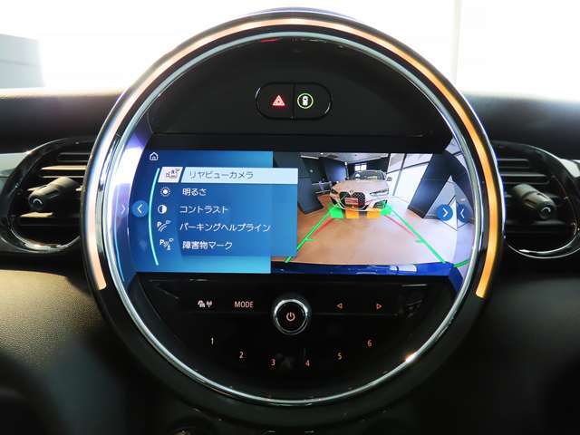 8.8インチ純正タッチパネルHDDナビ。バックカメラの映像は鮮明です。後方の障害物センサーは音と画面上のグラフィックで確認できます。