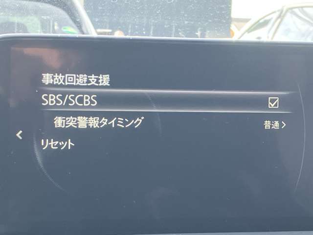 【スマート・ブレーキ・サポート】　高精度で検知できるミリ派レーダーで先行車を捕捉。15km/h以上で走行中に、車間距離の変化に応じて警報。基準値を超えた場合に、段階的にブレーキを作動します。