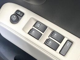 【電動格納ミラー】サイドミラーは電動格納式となっており、狭い駐車場でもキズがつくリスクを抑えられます。