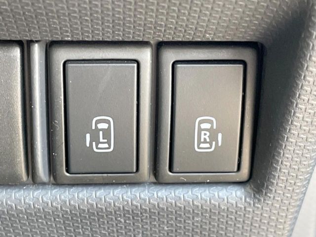 【両側パワースライドドア】スマートキーや運転席のスイッチで後席両側スライドドアの開閉が可能♪電動だから力を入れてドアを開ける必要が無く、小さなお子様でも簡単に開け閉めでき快適です♪