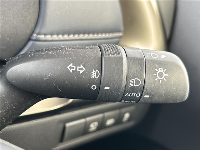 【オートライト（AUTO）】外の明るさをシステムが感知して、自動でヘッドライトが点灯します！ヘッドライトをつけ忘れを防ぐ便利機能です。
