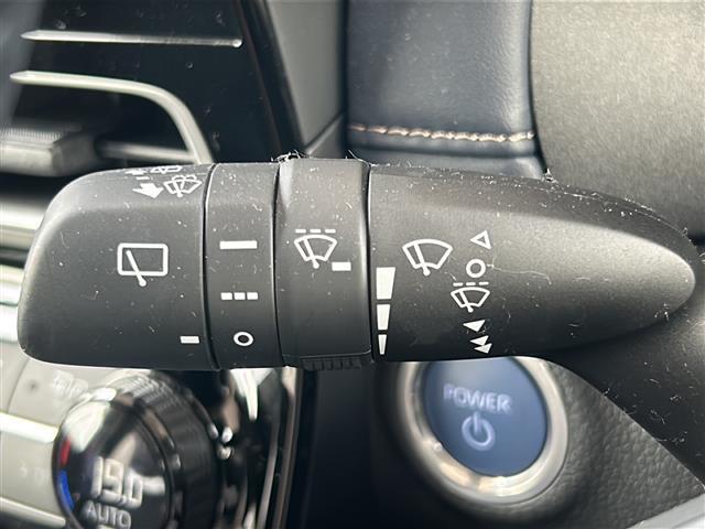 【オートワイパー（AUTO）】雨が降り出した時に、雨滴検出用センサー（レインセンサー）が雨滴を感知すると、自動でワイパーが動作します。