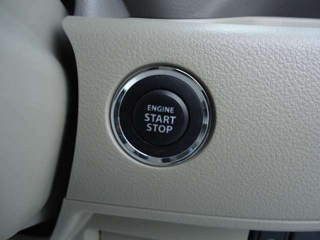 プッシュボタンスタートでキーを身に付けていればキーを挿さずにエンジンスタートできます。