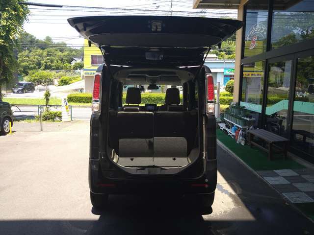 広くあいて荷下ろし楽々です。