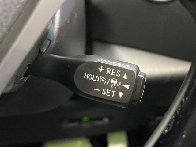 【レーダークルーズコントロール】高速道路での長距離走行が楽に！！自動で速度を保つクルーズコントロールが、衝突軽減システムと連携し、前方の車両を感知して車間を保つように速度調節してくれます！！