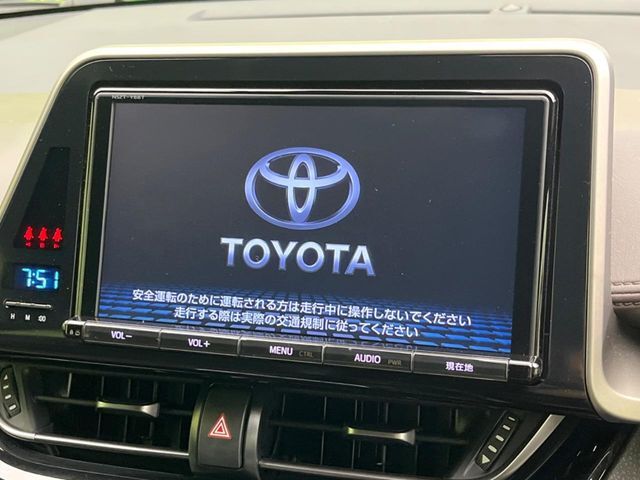 【純正9インチナビ】人気の純正ナビを装備。オーディオ機能も充実しており、Bluetooth接続すればお持ちのスマホやMP3プレイヤーの音楽を再生可能！毎日の運転がさらに楽しくなります！！