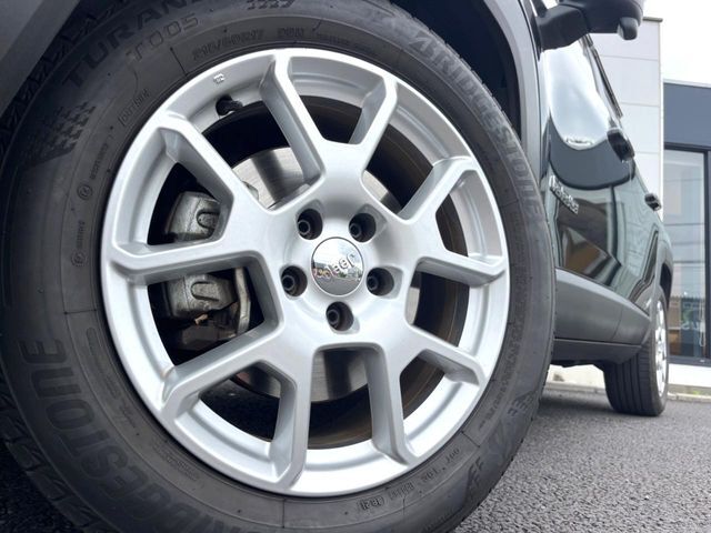 ●純正17インチアルミホイール：輸入車ならではの卓越した走りを支えるホイールと足回りです！日本車の走りに慣れている方にもぜひ体感して頂きたいほど、高いレベルでまとまっています！