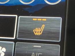 【シートヒーター】冬場にうれしいシートヒーターを装備。シート自体が温まりますので、冬場のドライブをよりお楽しみいただけますよ。