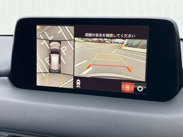 360°ビューモニターでは、両サイドとフロント、バックカメラの合成で、あたかも上空から見下ろした様に周囲を確認して頂けます。駐車場だけでなく、T字路等でも活躍のアイテムです！