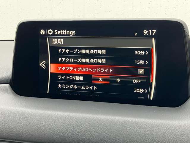 アダプティブLEDヘッドライト。夜間走行時に先行車や対向車の状況をクルマが判断。ヘッドランプの照射範囲や明るさを自動的に変化させます