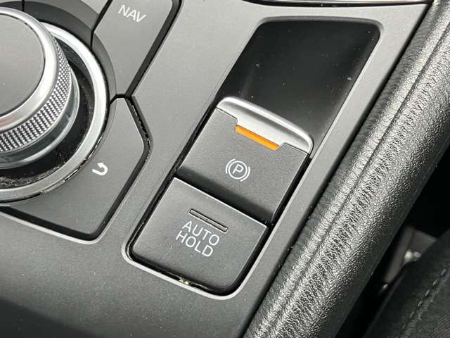 【電動パーキング（EPB）】の採用。　ボタンひとつの操作で十分な制動力を確保。またアクセルを踏むことで、パーキングブレーキを自動解除できて非常に便利です。