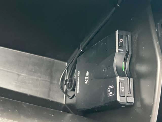 ETC車載機は助手席側のグローブボックス内部に取り付けられております。盗難防止に役立ちますし、邪魔になる事にもなりません！