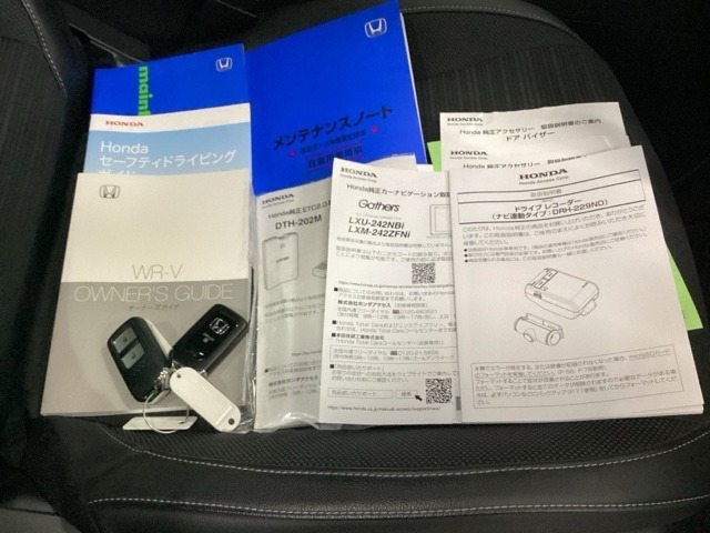 メンテナンスノート【点検整備記録簿・保証書】、取説も揃ってます。スマートキーはバッグなどにしまったままボタン操作でエンジンの始動・停止ができて大変便利です。
