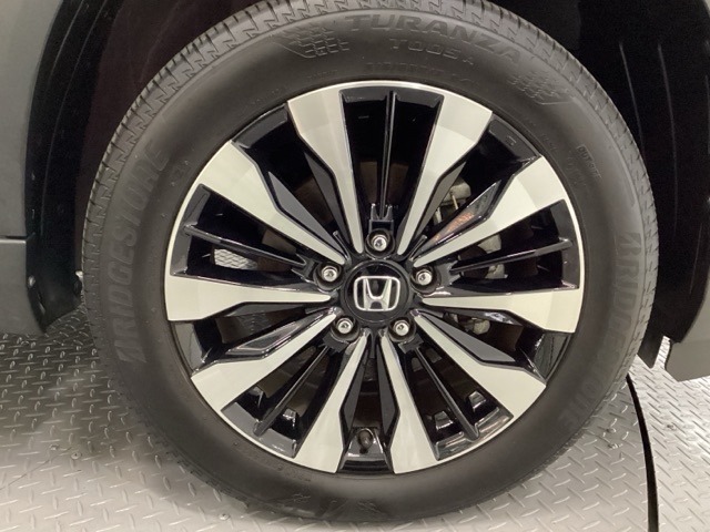 アルミホイールです。足元が引き立つので、車全体のイメージがアップしますよ！
