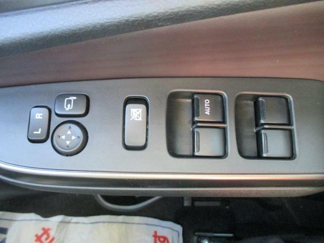 電動格納ドアミラー、パワーウインドースイッチが運転席ドア内側にあり操作に便利です