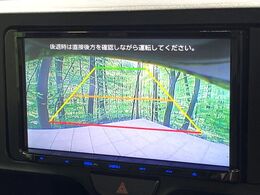【バックカメラ】駐車時に後方がリアルタイム映像で確認できます。大型商業施設や立体駐車場での駐車時や、夜間のバック時に大活躍！運転スキルに関わらず、今や必須となった装備のひとつです！