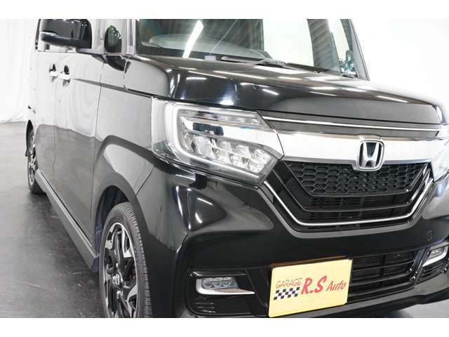 【フロント右側ヘッドライト】黄ばみもなく非常にきれいな状態です！納車前には再度仕上げて納車します！内外装問わず、とにかく徹底清掃・洗浄を行っております。私たちは自信をもって次なるお車をご提供致します。