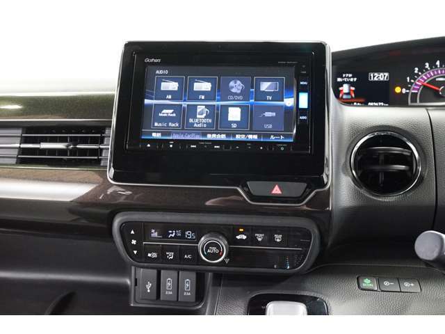 フルセグ/CD/DVD/Bluetooth対応のナビあり◎各種エンタテインメントが快適なドライブをより盛り上げます。オートエアコンを装備しているので設定した温度で車内の温度調整を自動で行ってくれます！