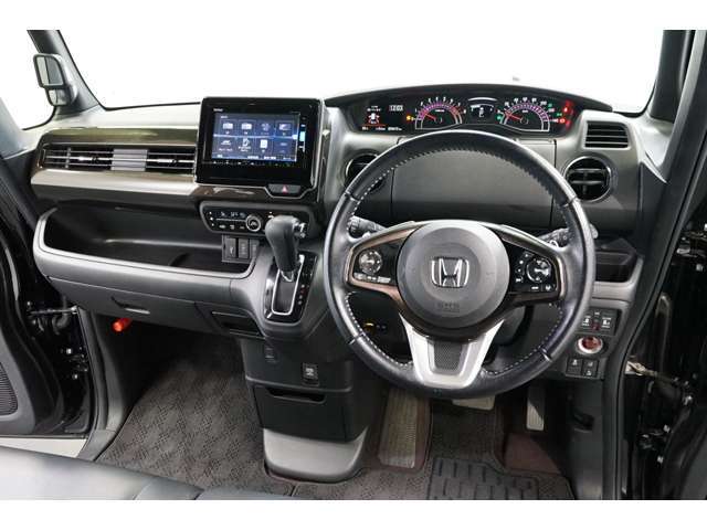 JF3系、ホンダのN-BOX、前期型が入荷致しました！レギュラー走行のお車です。車両重量930kg・JC08モード燃費は25.0km/L・直列3気筒ターボエンジン・64馬力のお車です（※カタログ参照）