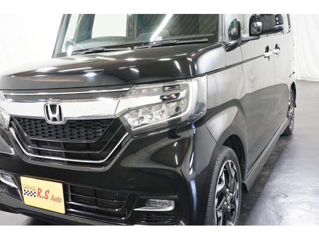 【フロント左側ヘッドライト】黄ばみもなく非常にきれいな状態です！納車前には再度仕上げて納車します！内外装問わず、とにかく徹底清掃・洗浄を行っております。私たちは自信をもって次なるお車をご提供致します。