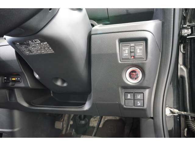 両側パワースライドドア装備のお車です！狭い場所でもスライドドアなら開閉が省スペース！お子様が勢いよく開けて隣の車に・・・何てことも防止します！また電動でスムーズに開閉するので少しの力で操作できるのも◎