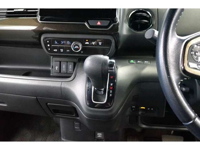 安心安全、運転がしやすい【CVT車】です。シフトがどこに入っているのか一目瞭然です！サイドブレーキは踏み込むタイプで、かけ忘れも起きにくいのではないでしょうか？シンプルで操作のしやすいお車です（＾＾♪