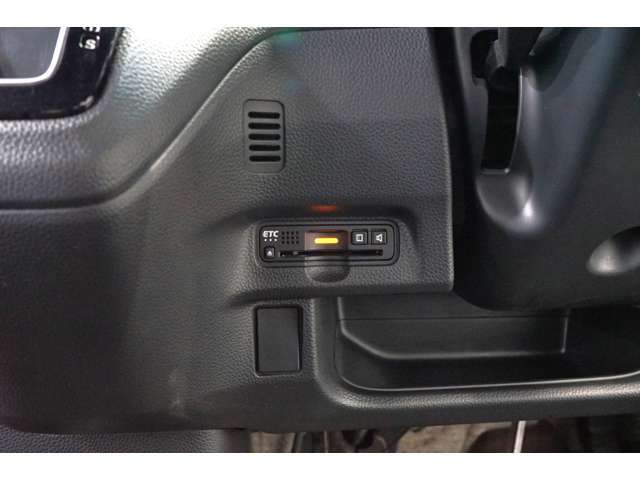 ETC装備ですのでご納車直後からの遠距離ドライブも可能です。土日の利用料金の割引や朝夕の通行料金を割引料金で高速道路をお楽しみ頂けます。カーライフにおける重要性はナビにも匹敵するのではないでしょうか？