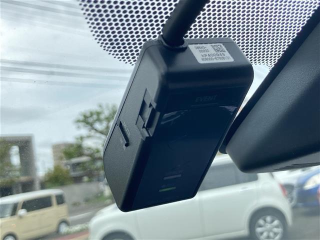 【ドライブレコーダー】映像・音声などの運転中の記録を残します。事故などを起こした起こされた時の証拠になりえますので、もしも時でも安心ですね。