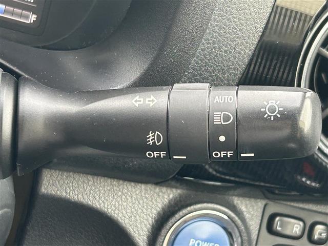 【オートライト（AUTO）】外の明るさをシステムが感知して、自動でヘッドライトが点灯します。ヘッドライトをつけ忘れを防ぐ便利機能です。