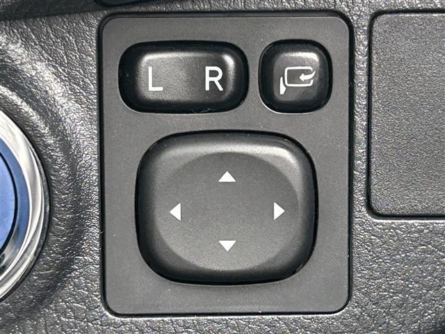 【電動格納ミラー】運転席のスイッチで、ドアミラーの開閉や角度の調整ができます。