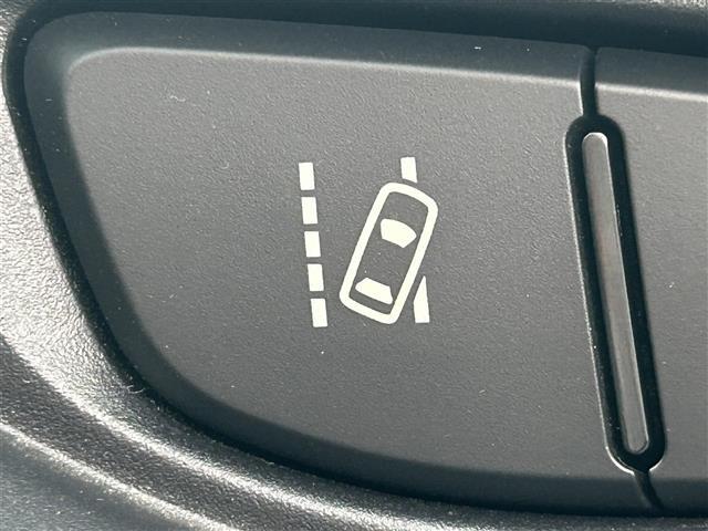 【レーンディパーチャーアラート（LDA）】クルマが車線または走路から逸脱する可能性がある場合に、ブザーまたはハンドルの振動により注意をうながします。機能には限界があるためご注意ください。