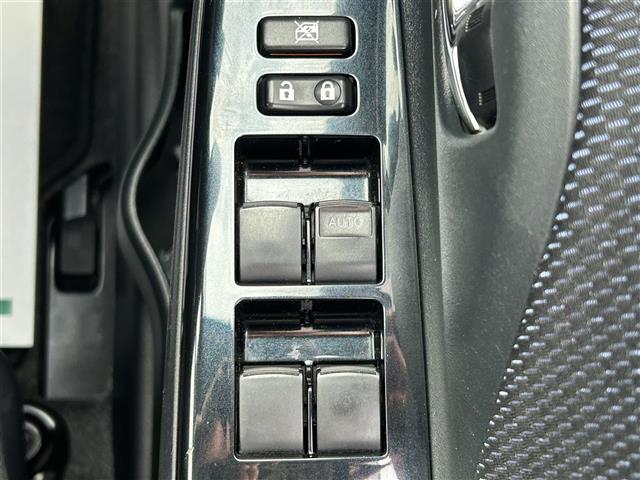 【パワーウインドウ】運転席のスイッチで、各席の窓ガラスの開閉ができます。あると便利ですよね。