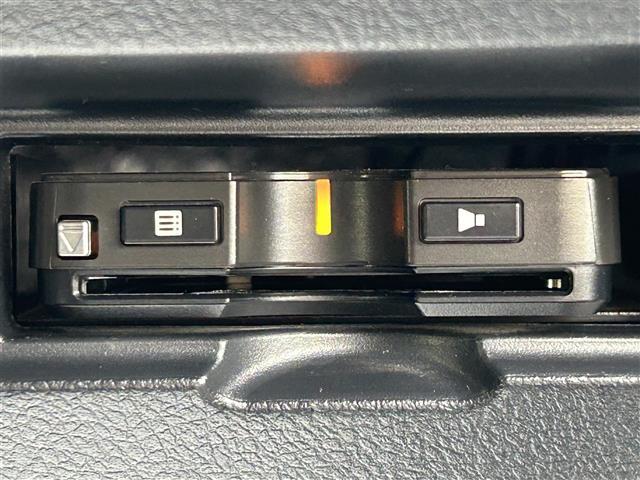 【ETC】有料道路を利用する際に料金所で停止することなく通過できる、ETC車載器（ノンストップ自動料金収受システム機器）が装備されています。セットアップを行うことで利用可能になります。