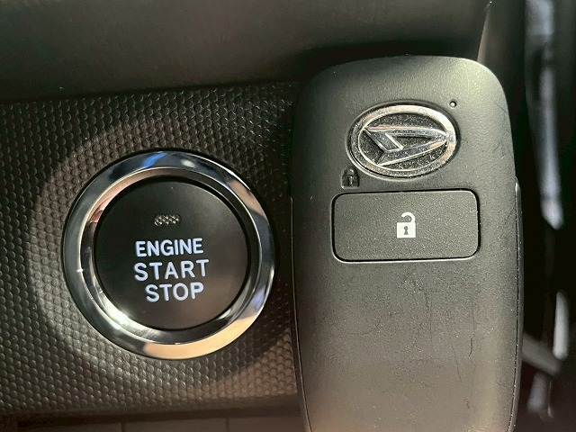 【スマートキー】車内へのアクセスやエンジン始動が楽々に行える今や必須アイテムのキー複製防止の「イモビライザー」まで備わっております。
