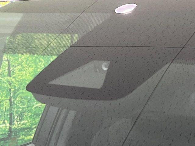 【トヨタセーフティセンス】走行中に前方の車両等を認識し、衝突しそうな時は警報とブレーキで衝突回避と被害軽減をアシスト。より安全にドライブをお楽しみいただけます。