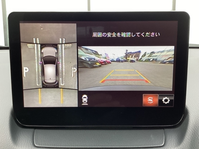 狭い場所での駐車やすれ違いなどでより的確な運転操作に役立つ360°ビューモニターが装備されています。