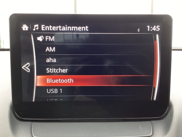Bluetoothに接続することで、スマートフォンに入っている音楽アプリを車内で楽しめたり、通話が出来ます♪