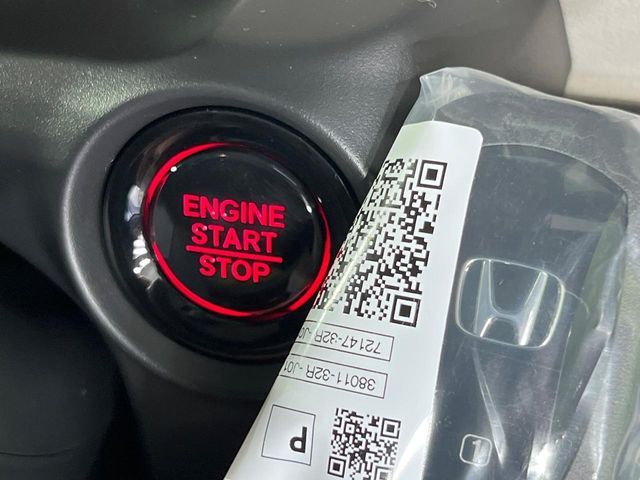 【Hondaスマートキー】カバンやポケットに入れたままでもドアの施錠・解錠が可能なスマートキーを装備。エンジンのオン・オフ時もカギを取り出す必要が無いからとっても便利です♪