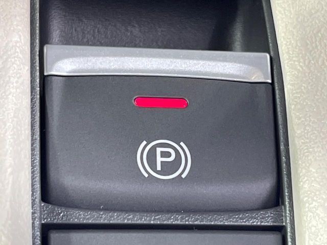 【電動パーキングブレーキ】パーキングブレーキは便利な電動式！ボタン一つで操作でき、アクセルを踏めば自動で解除されます♪レバーやペダルが無いので運転席廻りもすっきりしますね♪