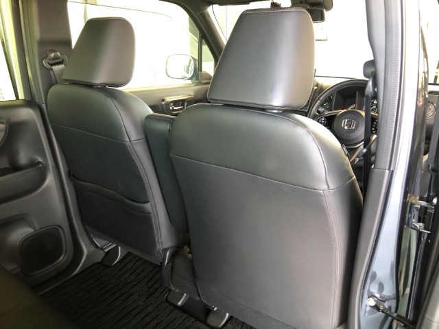 【座席シート】シート助手席側に便利な収納ポケットがあります。
