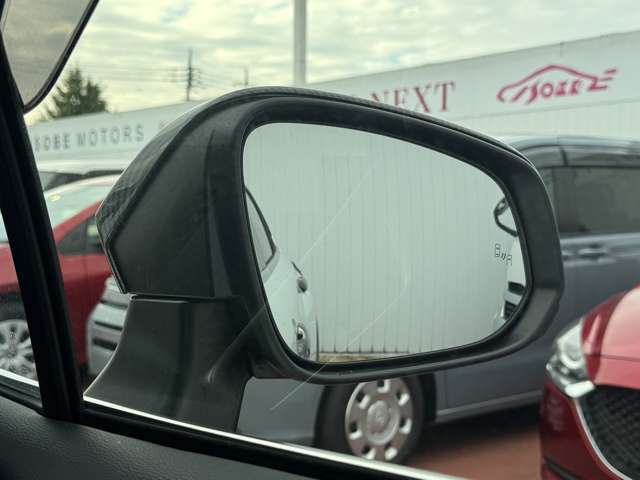 【ブライドスポットモニター】隣接レーンの後続車両を検知し、インジケータで接近をお知らせ。車線変更時の接触を防ぎます。