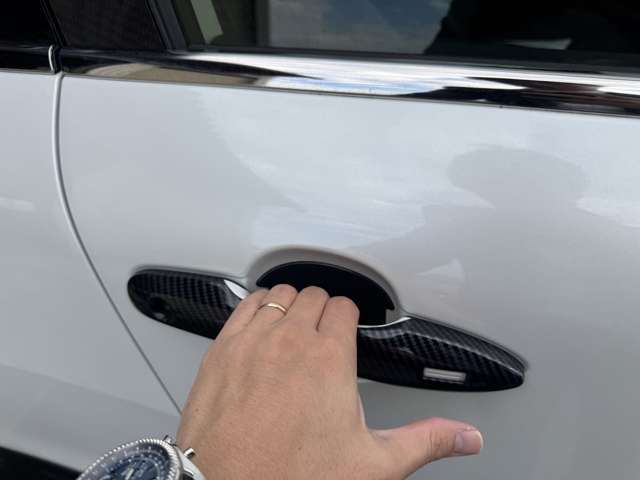 【スマートエントリー】鍵を携帯していればノブを握るだけで開錠が可能です！一度体感すると次また欲しくなる機能です♪