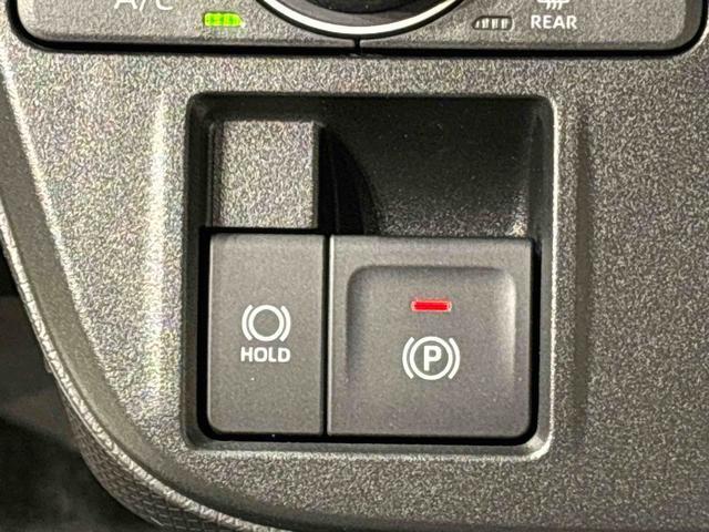 指先だけで簡単に操作が可能な電動パーキングブレーキを採用。「HOLD」スイッチを押すと、渋滞や信号待ちなどでブレーキペダルから足を離しても、ブレーキを保持するので安心です
