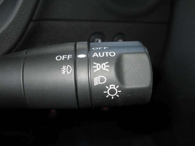 快適装備のオートライト装備しております。暗くなると同時にヘッドライトが自動で点灯しとても便利です☆
