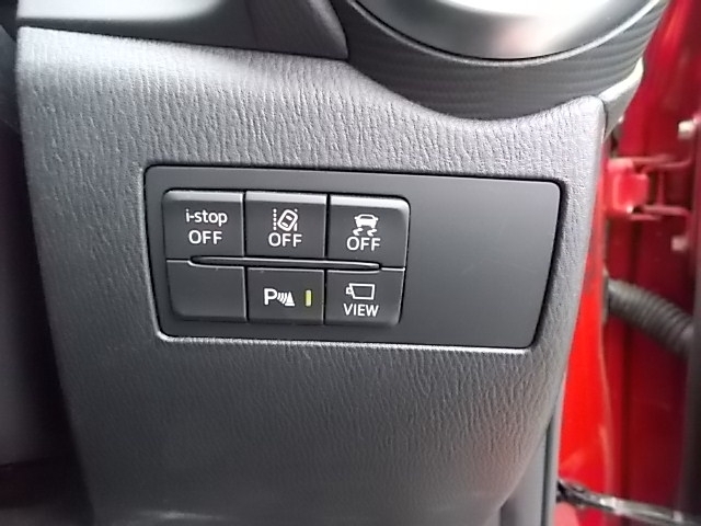 安全装置のスイッチは運転席パネル右下に集約されています。任意で切り替え可能なため状況に合わせてお使いください。